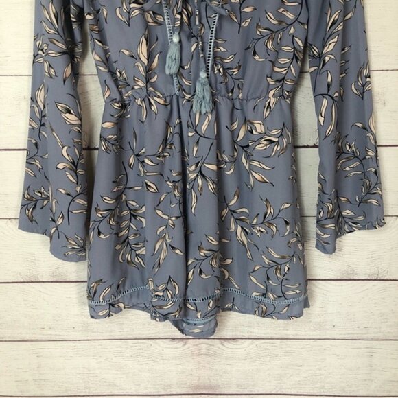 Boutique The Hanger Blue Floral V-Neck Bell Sleeve Romper S - Picture 9 of 12